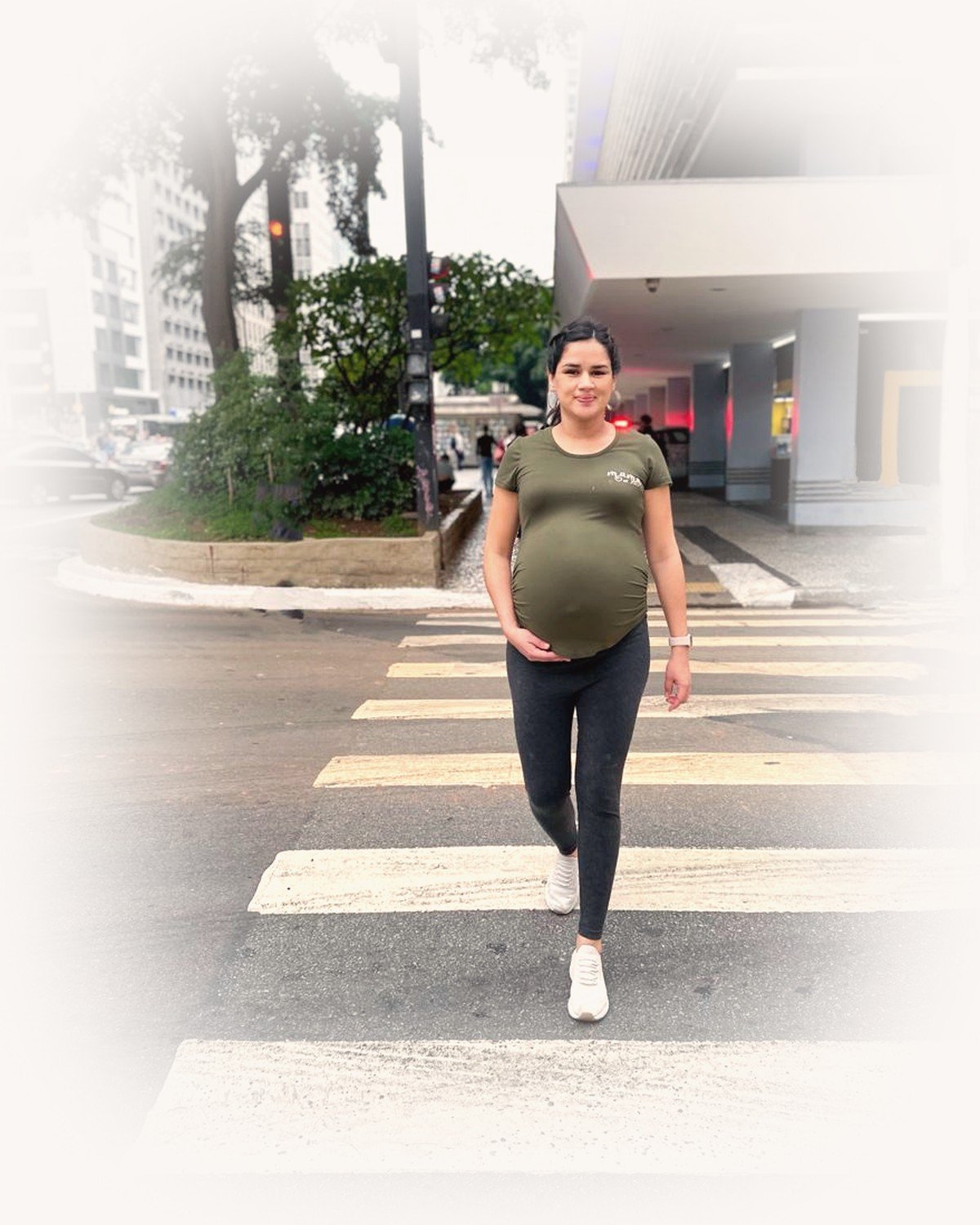 Lu caminhando na gravidez, com a mão na barriga